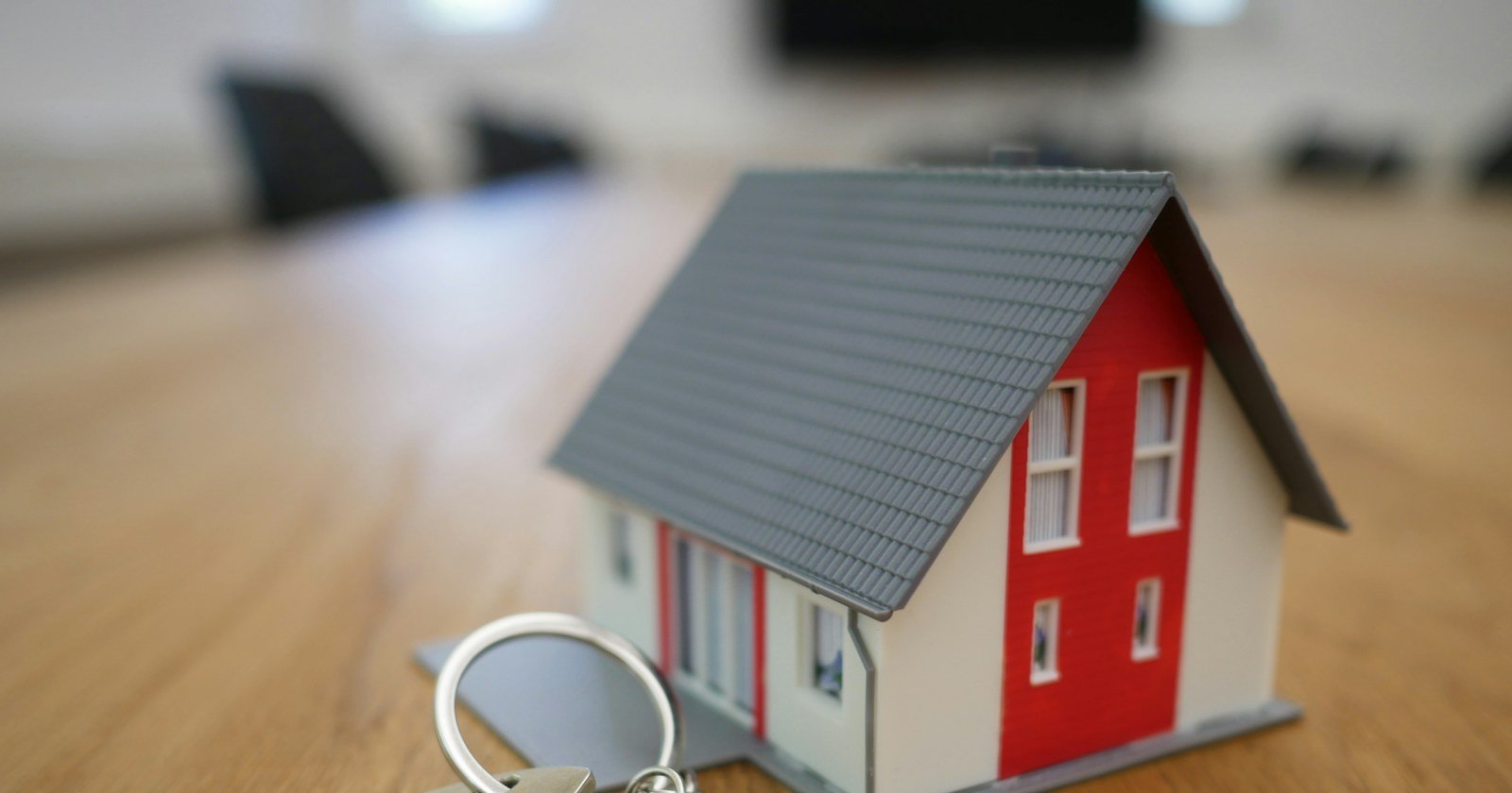Miniatura de casa sobre a mesa, ilustrando o cancelamento de hipoteca antiga na matrícula do imóvel