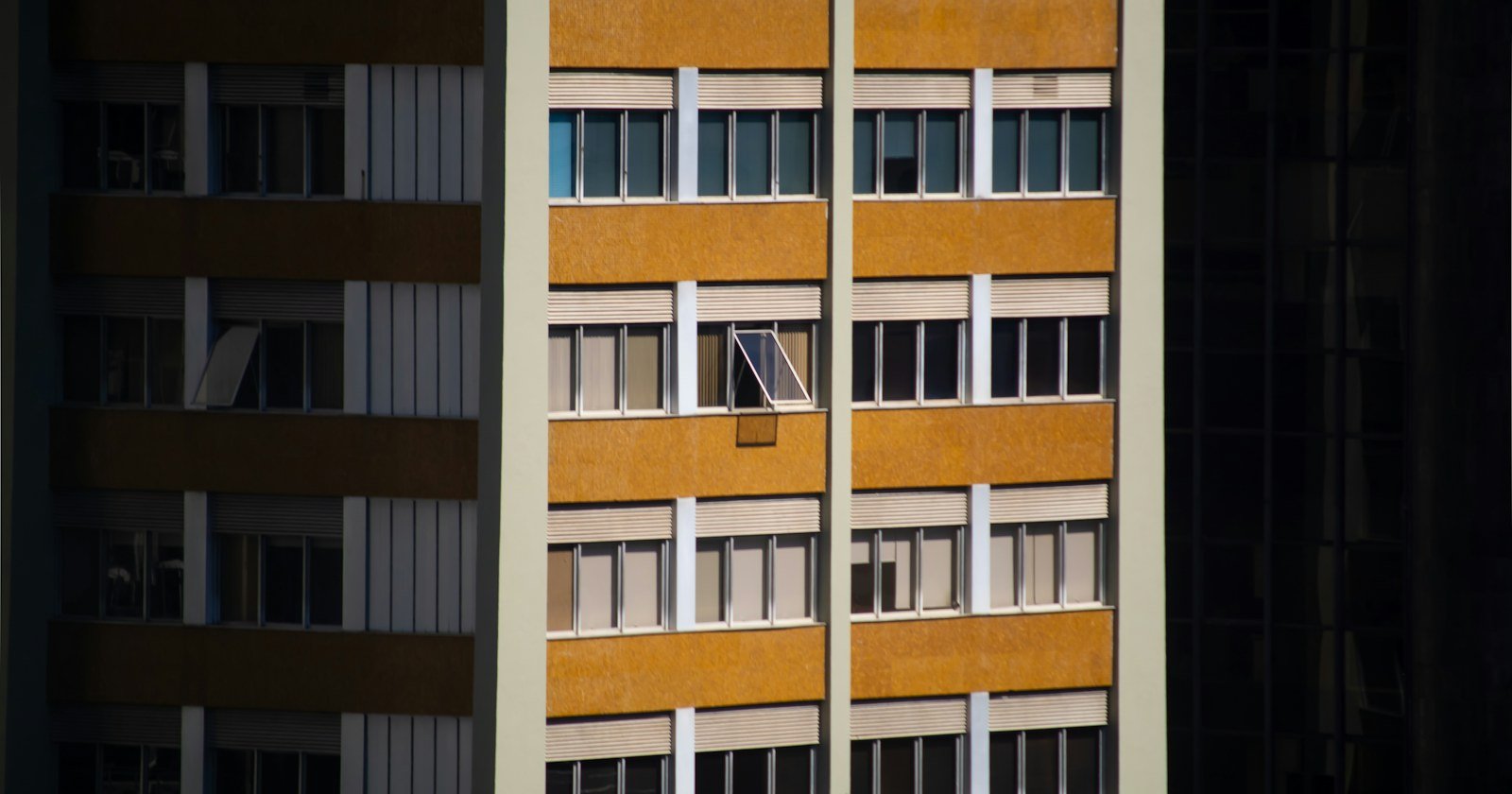 Fachada de edifício residencial com varandas, ilustrando a convenção de condomínio em prédio novo