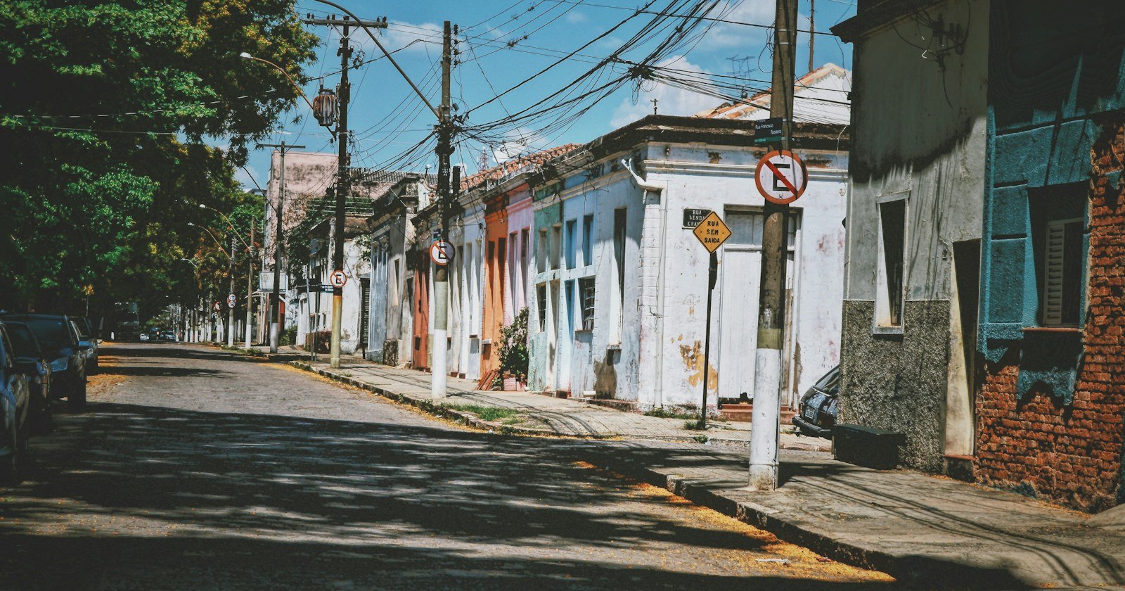 Rua com casas antigas e coloridas, ilustrando o imóvel herdado com dívida de IPTU