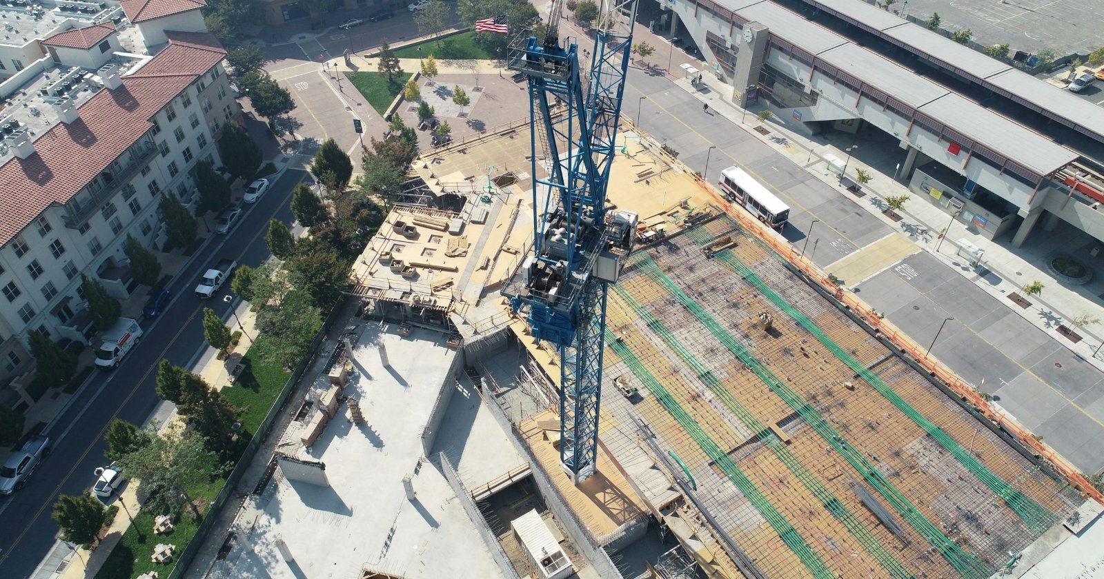 Guindaste de torre ao lado de edifício em construção, imagem sobre compra de imóvel na planta