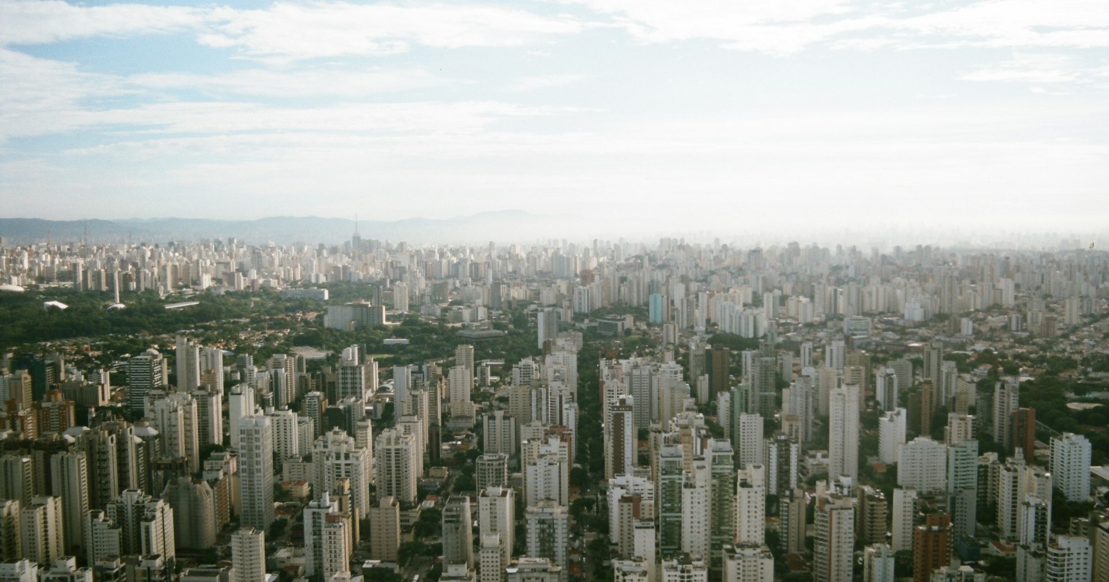 Vista aérea de prédios de uma grande cidade, imagem de ilustração sobre ITBI em São Paulo