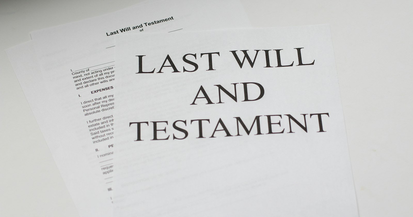 Folha de papel com o título Last Will and Testament sobre uma mesa, ilustrando testamento e herança