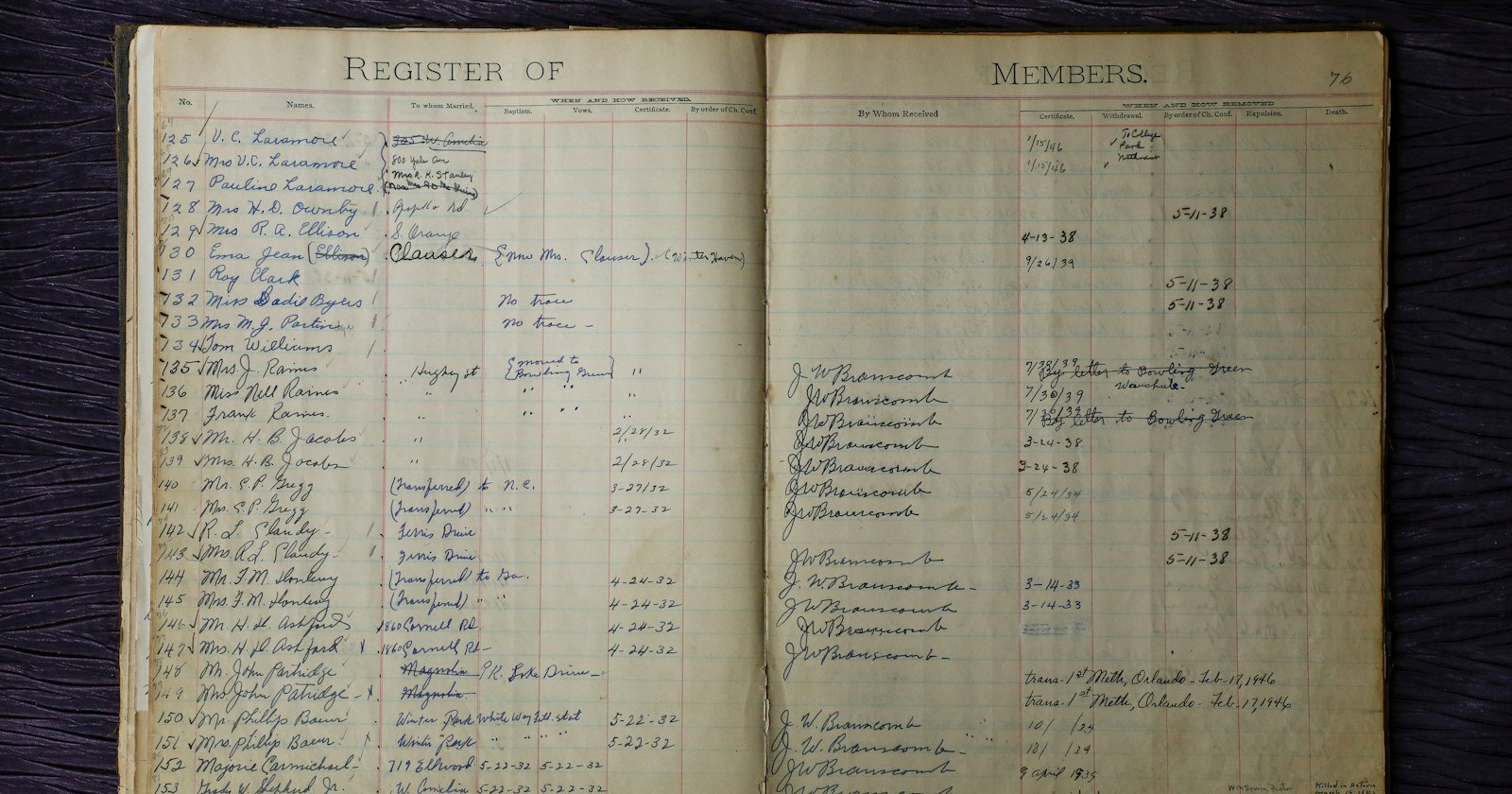 Livro antigo de registros manuscritos aberto, ilustrando o imóvel registrado em transcrição