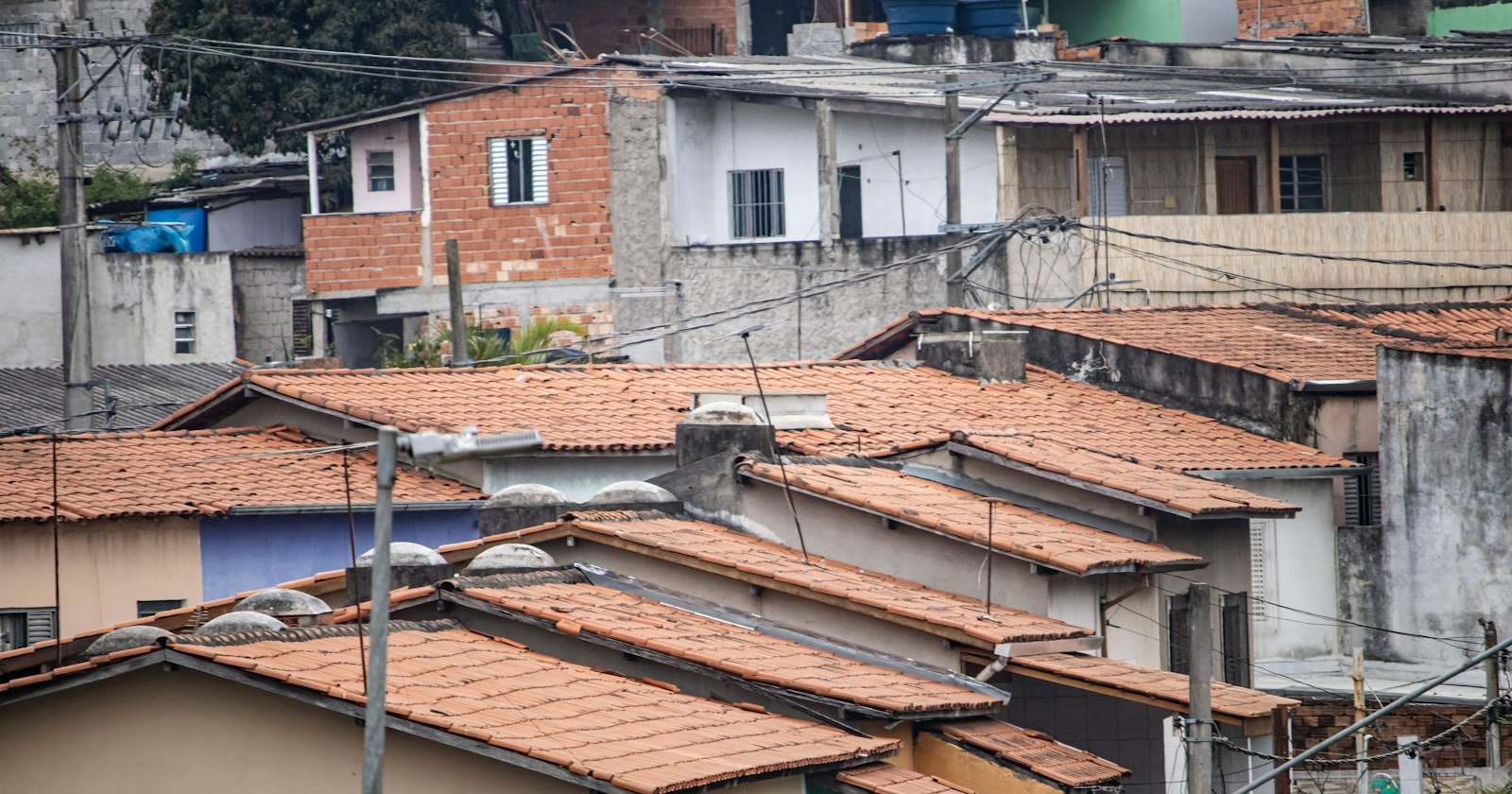 Telhados de cerâmica de casas geminadas em um bairro residencial