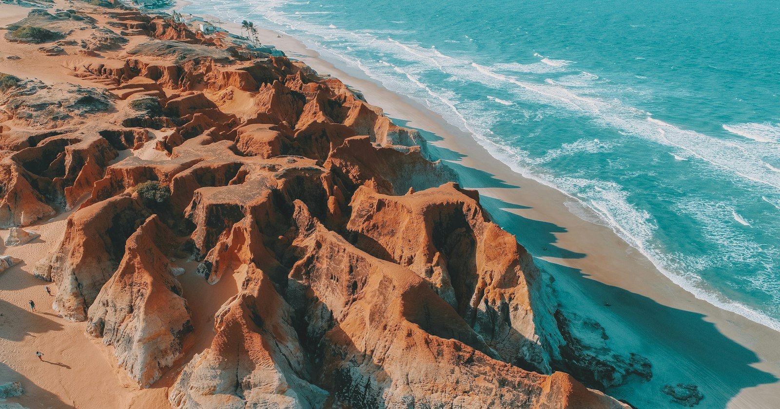 Vista aérea de praia com mar e faixa de areia no litoral brasileiro