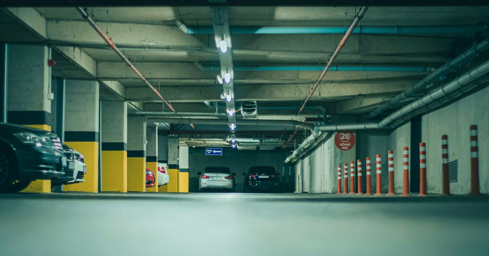 Garagem subterrânea de edifício residencial com vagas demarcadas